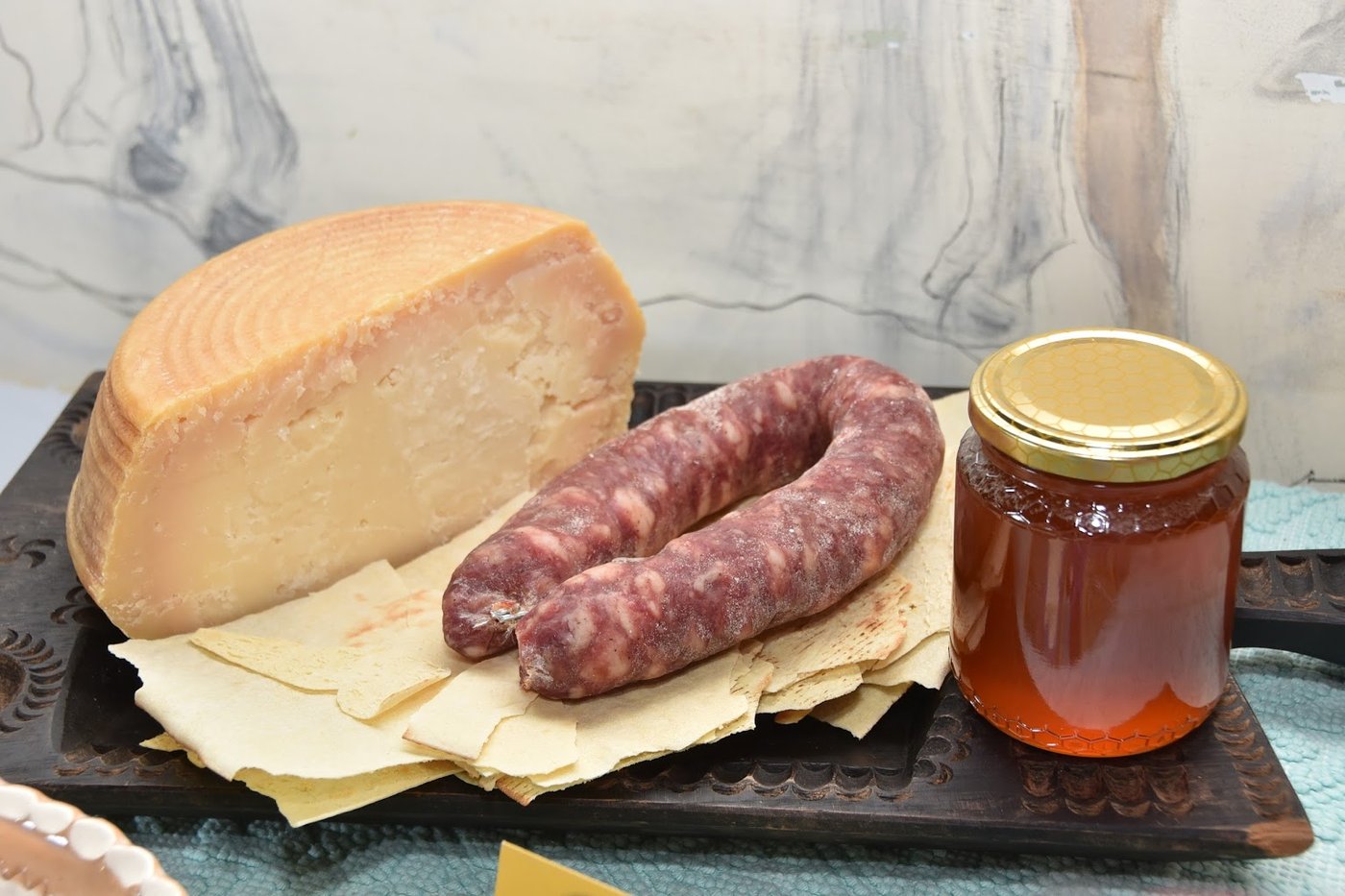 Formaggio, salsiccia sarda, pane carasau e miele dell'agriturismo a Monti